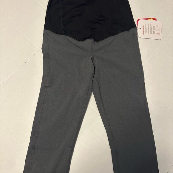 NWT Isabel Maternity size XSWomen’s Gray/black Active Crossover Panel Capri Pant - Picture 4 of 7